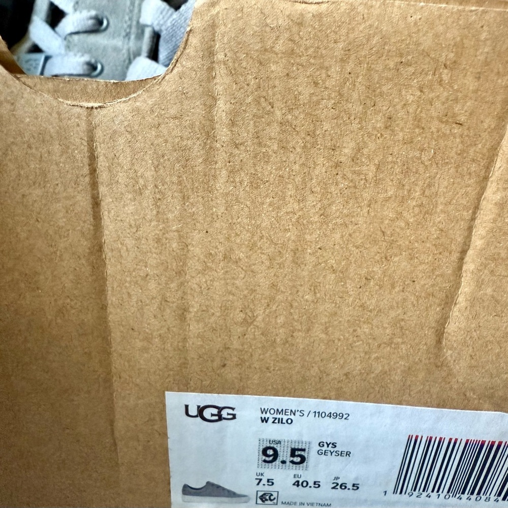 UGG Ladies Gray Suede Casual Sneakers UGG Women's Size: 9.5 40.5 Low Top - Picture 3 of 7
